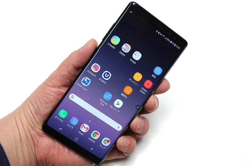 6.3インチ・QHD+（1440×2960ピクセル）のSuper AMOLED（有機EL）ディスプレイを搭載する大画面スマートフォンですが、やや細身なのでコンパクトな感じがします。エッジスクリーンにより画面左右は全部が表示という見栄え。動作も高速なので、表示やサイズ感と合わせて「ハイエンドな端末」というイメージが漂います。