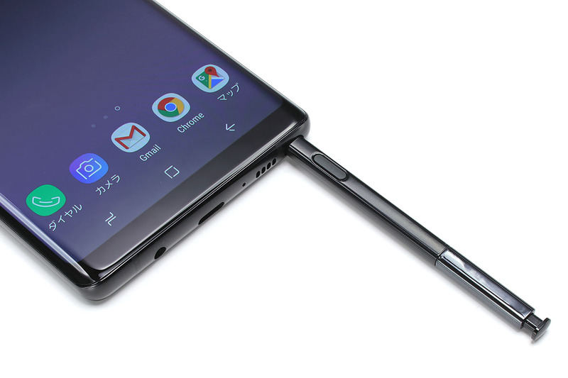 Galaxy Note8の本体下部右側にはSペンが格納されています。押して抜き出して使いますが、画面のタップやスクロール、手書き文字入力などを行えて、4096段階の筆圧を表現可能なので絵を描くのにも使えます。