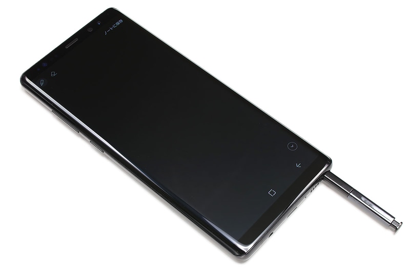 Galaxy Note8がスリープ時にSペンを引き抜くと立ち上がる「画面オフメモ」機能。端末のロック解除をすることなく、即座にメモ書きができます。書いたメモは手書きメモアプリ「Galaxy Notes」に保存したり、端末ロック時に表示しておくこともできます（Always On Display機能）。また、画面右下のアイコンをタップすれば、メモ書きスペースが縦方向に拡張され、次のページをめくってメモを取るような感覚で使えます。メモは100ページまで追加できます。