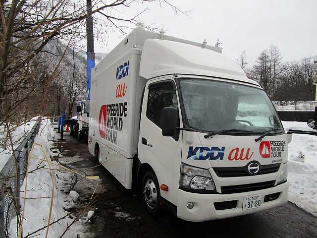 通常は移動基地局車単体で十分だが、氷点下での運用を踏まえ、バケット車を併用する形に