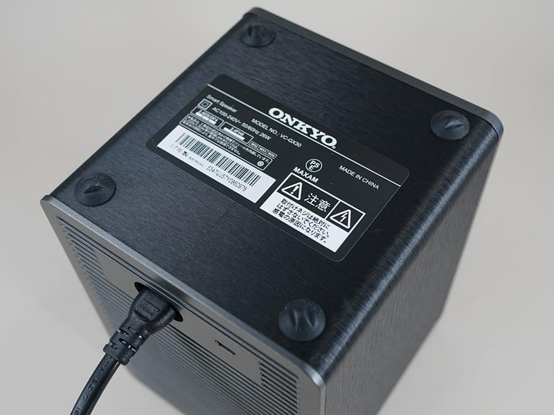 底面のインシュレーター（足）も本格的な作り。木製ボディで電源内蔵だ