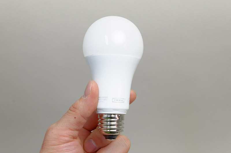 スマートLED電球「TRÅDFRI（トロードフリ）」。サイズ大きめでずっしりとくる重量感