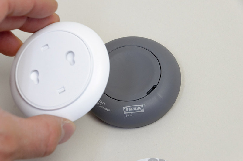 レスポンス良くオンオフを切り替えられる調光スイッチ。マグネットの力で皿状のホルダーと本体がくっつく仕組み。このホルダーは、ネジや付属の両面テープで壁などに設置できるようになっている。Hueブリッジと接続すると使えなくなるのは痛い