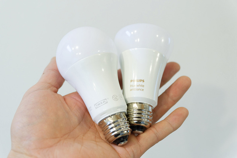 トロードフリ（左）とPhilips Hue（右）。トロードフリはスタンダードな電球の形をしている。デザインの好みで選ぶのもアリだろう
