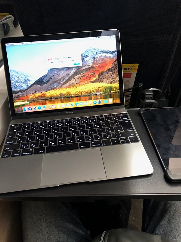 成田エクスプレス車内で作業環境を構築。いつもコンセント位置がわからなくて迷う