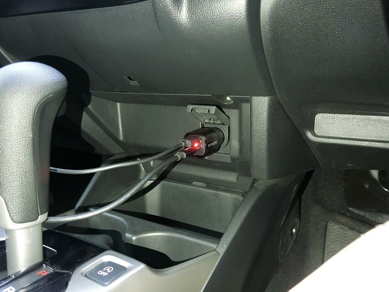 車のカーチャージャーに取り付けたところ。筆者のようにカーシェアを使っているユーザーにとっては、コンパクトに持ち歩ける本製品は重宝する