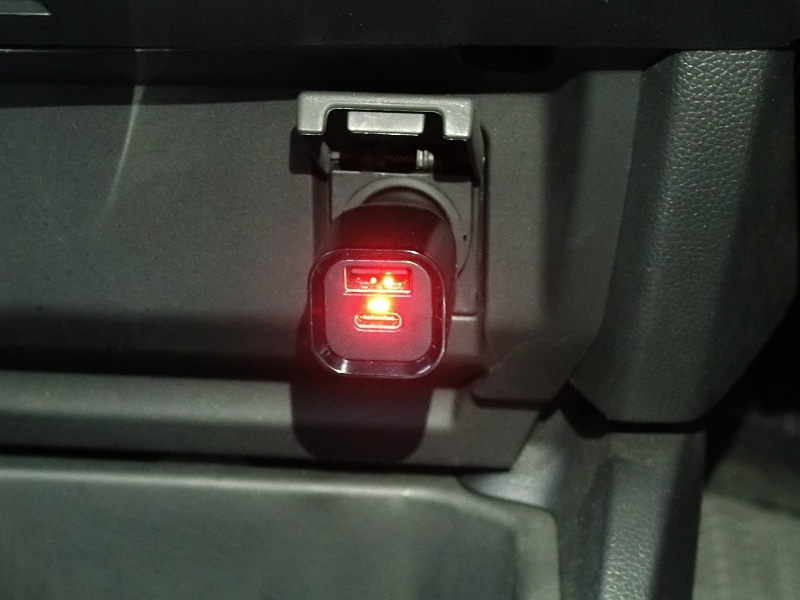 接続時は本体のLEDが赤く点灯する