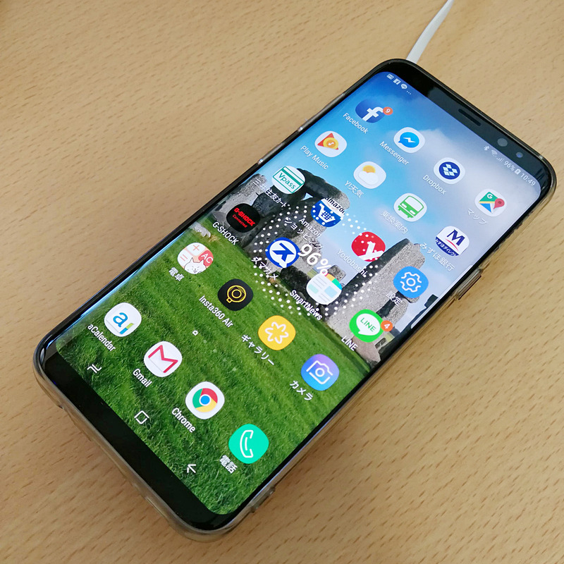 筆者のQi対応のGalaxy S8+は、このように置くだけで充電開始する