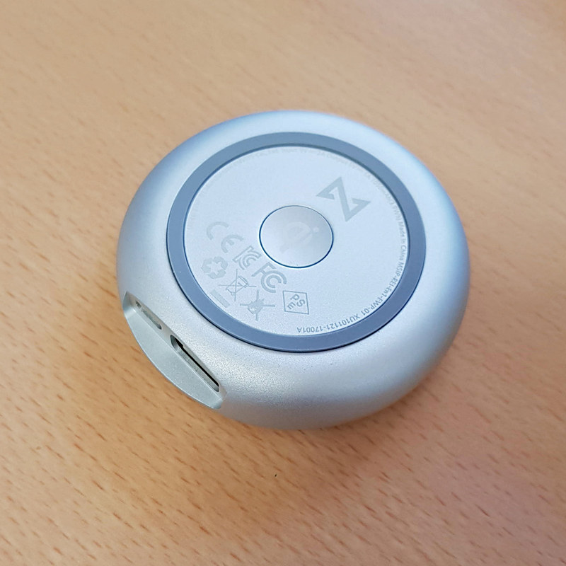 モバイルバッテリーとして使用する時は、背面中央のQiアイコンが描かれた丸いボタンを押すとスマホへの充電が開始される