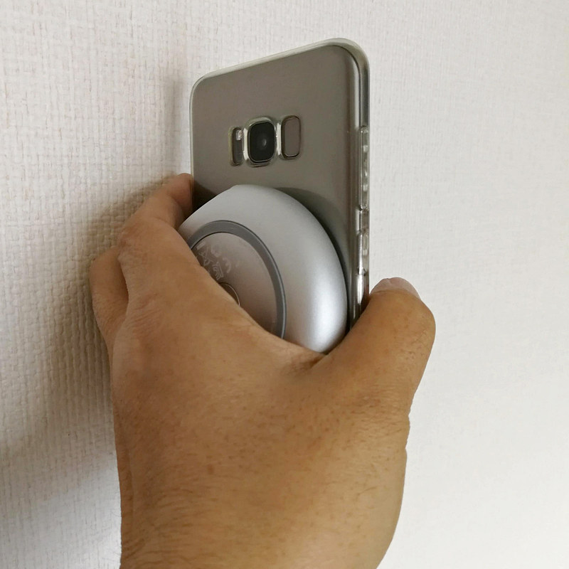 バッテリー本体はたった96gなので、このように両方持っても軽い。接合面には丸いゴムの滑り止めがあるのでズレもない