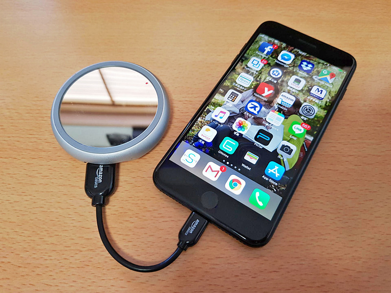 Qi対応ではないスマホはケーブルで接続。ショートケーブルなら一緒に持っても邪魔にならない