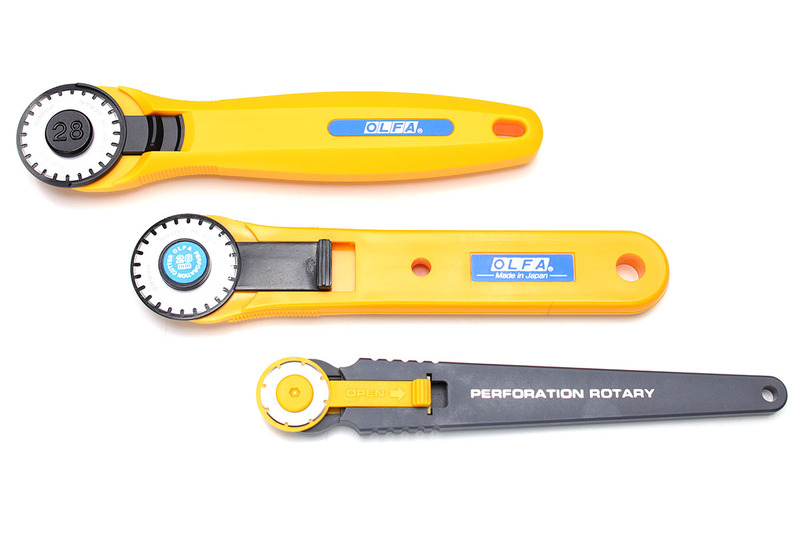 オルファのミシン目カッター各種。<a href="https://www.olfa.co.jp/products/productcategory/6" class="strong bn" target="_blank">公式ページ</a>に詳細情報があります。刃先に切り欠きが多数あり、これにより紙やフィルムなどにミシン目を入れることができます。