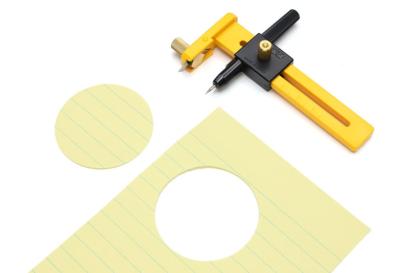 オルファの円切りカッター各種（<a href="https://www.olfa.co.jp/products/productcategory/8" class="strong bn" target="_blank">公式ページ</a>）。コンパスのように使い、紙などを円形に切り抜くことができます。