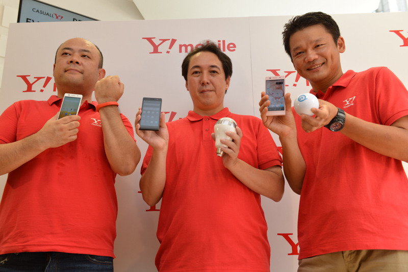 2014年、ワイモバイルへの資本参加は見送られたが、六本木のショップオープン記念イベントに出席した（右）