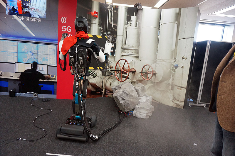 遠隔操作できるロボットを活用し、事故発生時にロボットで対処するといったデモも