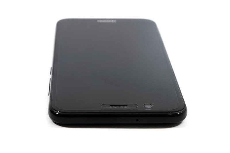 下部にUSB Type-C端子とイヤホンジャックを備える