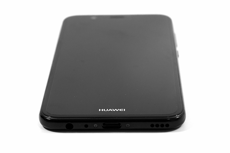 下部にUSB Type-C端子とイヤホンジャックを備える