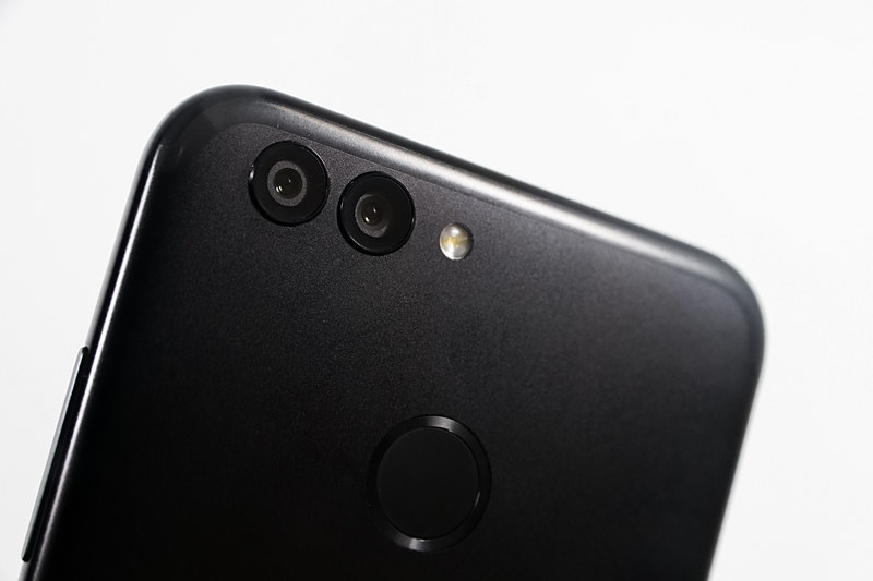 ダブルレンズカメラを搭載し、劣化なしの2倍ズームで撮影可能