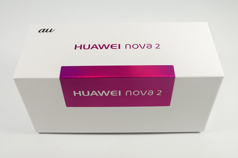 急速充電対応のACアダプターが付属。専用規格で9V/2A充電が可能