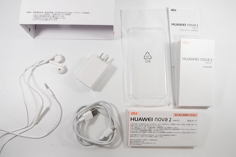 急速充電対応のACアダプターが付属。専用規格で9V/2A充電が可能