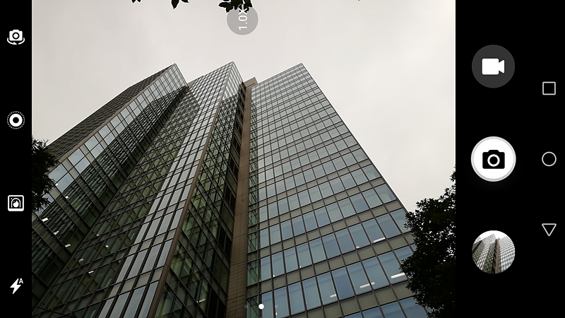 カメラUI。標準画角、2倍ズームをワンタッチで切替可能。最大8倍のデジタルズームに対応