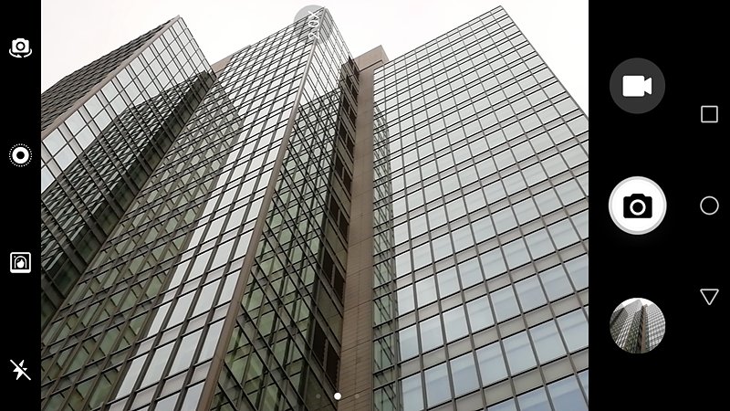 カメラUI。標準画角、2倍ズームをワンタッチで切替可能。最大8倍のデジタルズームに対応