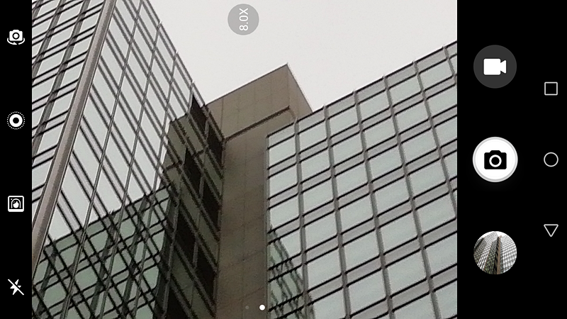 カメラUI。標準画角、2倍ズームをワンタッチで切替可能。最大8倍のデジタルズームに対応