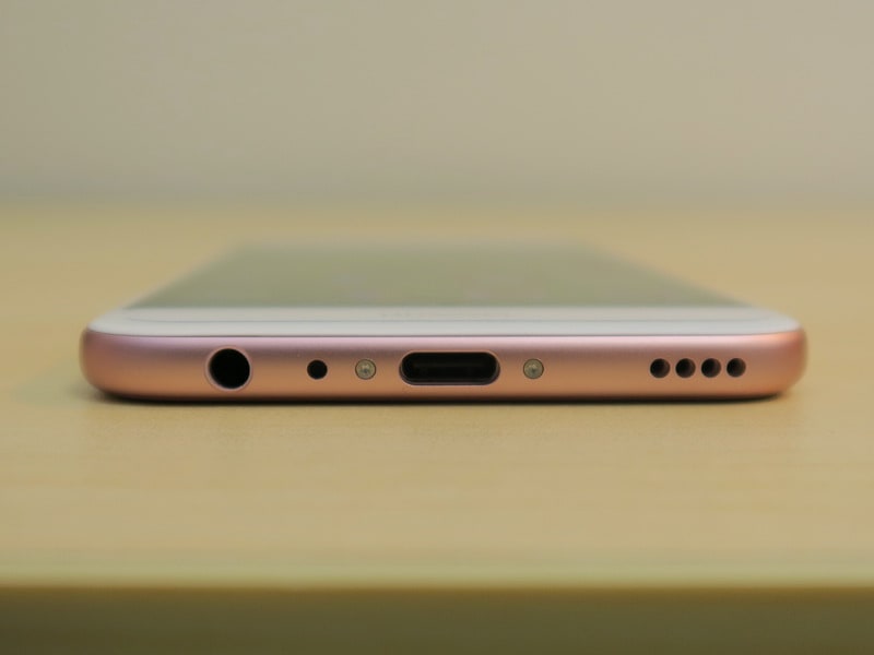 底面には3.5mmイヤホンマイク端子、USB Type-C外部接続端子を備える。付属のACアダプタを接続すれば、急速充電が可能