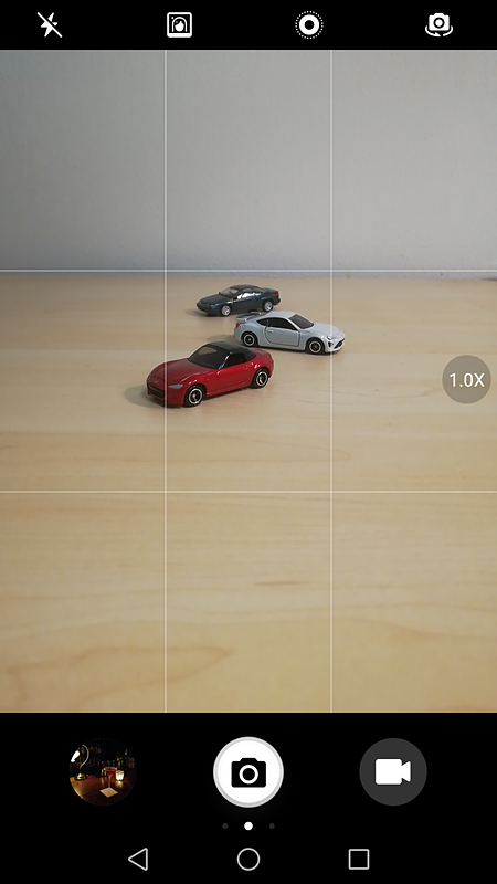 広角側で撮影した状態。右側の「1.0X」をタップすると、望遠に切り替えられる