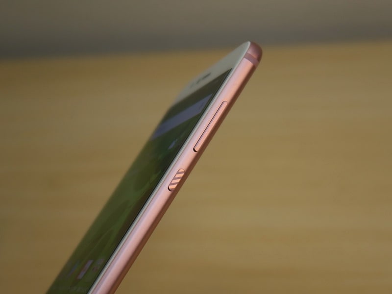 右側面には電源キーと音量キーを備える。電源キーには切り欠きがあり、触感で判別できる