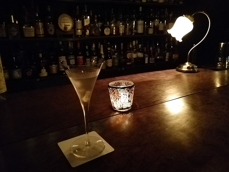 いつもの薄暗いバーでの撮影。全体的に良くまとまっているが、PCなどの大きな画面で見ると、クッキリ感が今ひとつ。シーンによってはノイズが増えることもあるので、何枚か撮ってみるのがおすすめ