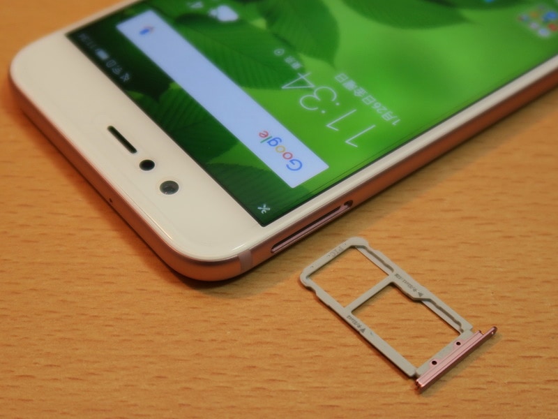 左側面にはピンで取り出すタイプのSIMカードトレイを備える。形状は内側（向かって左側）の小さい枠にau ICカード（nanoSIMカード）、大きい枠にmicroSDメモリーカードをそれぞれ装着する