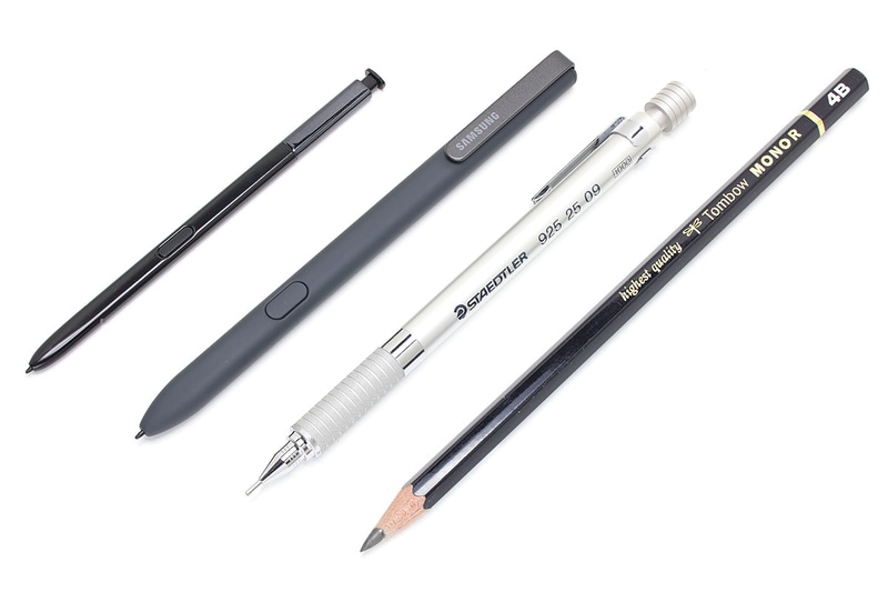 比較するとGalaxy Note8のSペンは「手帳用ペンみたいに細く小さい」ことがわかります。Galaxy Note 12.0付属Sペンは一般的な筆記具とだいたい同じサイズですね。