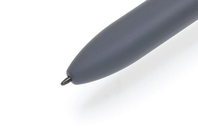 ペン先は柔らかいタイプがセットされています。これとは別に、硬いタイプのペン先も付属していて、交換して使えます。