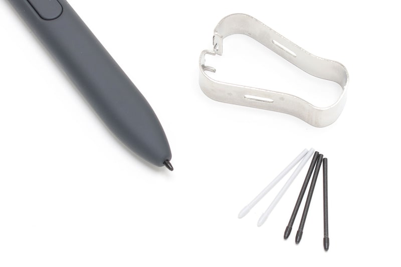 ペン先は柔らかいタイプがセットされています。これとは別に、硬いタイプのペン先も付属していて、交換して使えます。