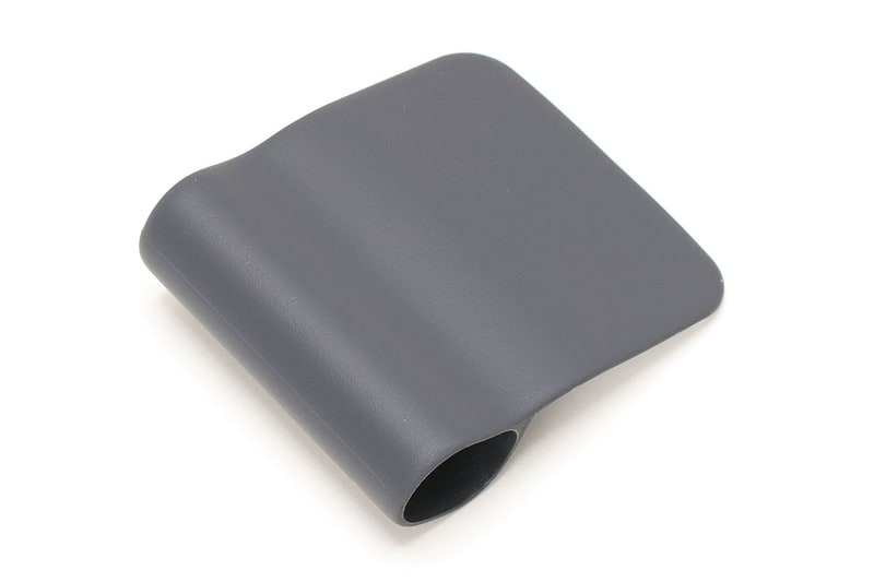 付属キーボードカバーに装着して使えるペンホルダーも付属しています。向かって左側の定位置に貼って使います。