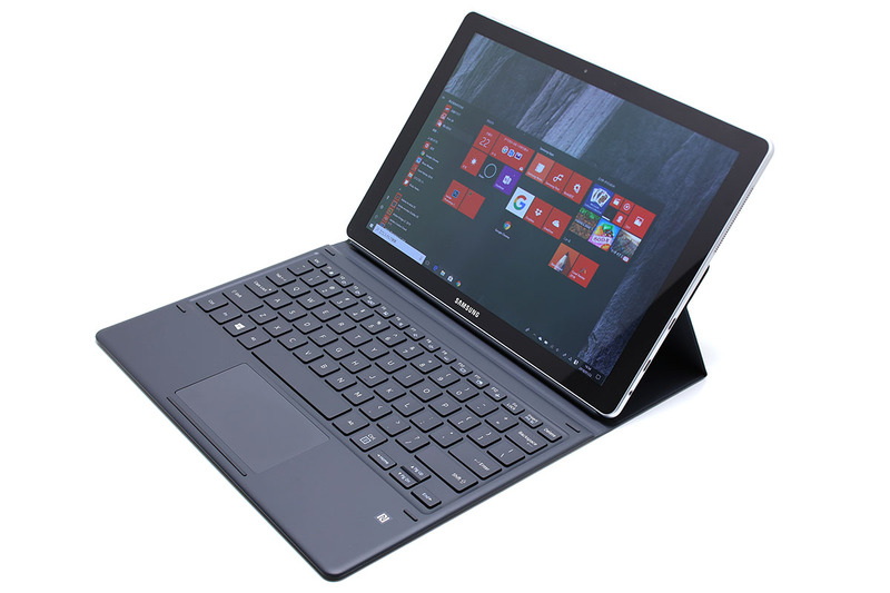 Galaxy Book 12.0はタブレットスタイルでもノートPCスタイルでも使えます。ノートPCスタイルでは、画面の角度を3段階に変えることができます。