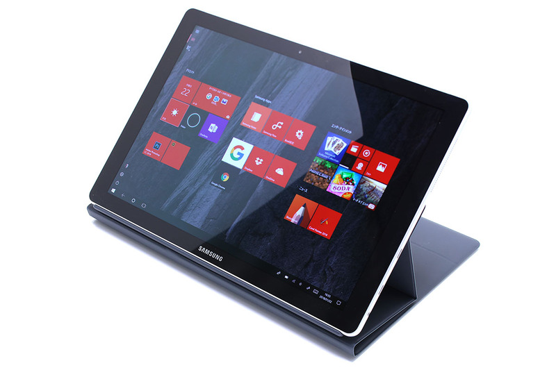 キーボードを裏返せば、自立させた状態のタブレットとして使えます。この状態でも画面角度は3段階に変更可能。さらに立て掛け方を変えれば、ペン書きしやすい角度になり、液晶ペンタブレット感覚で使えます。