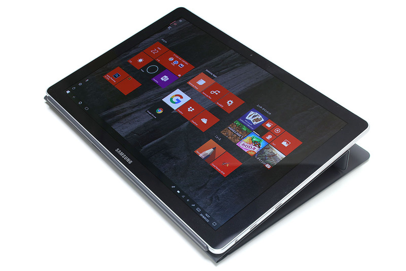 キーボードを裏返せば、自立させた状態のタブレットとして使えます。この状態でも画面角度は3段階に変更可能。さらに立て掛け方を変えれば、ペン書きしやすい角度になり、液晶ペンタブレット感覚で使えます。