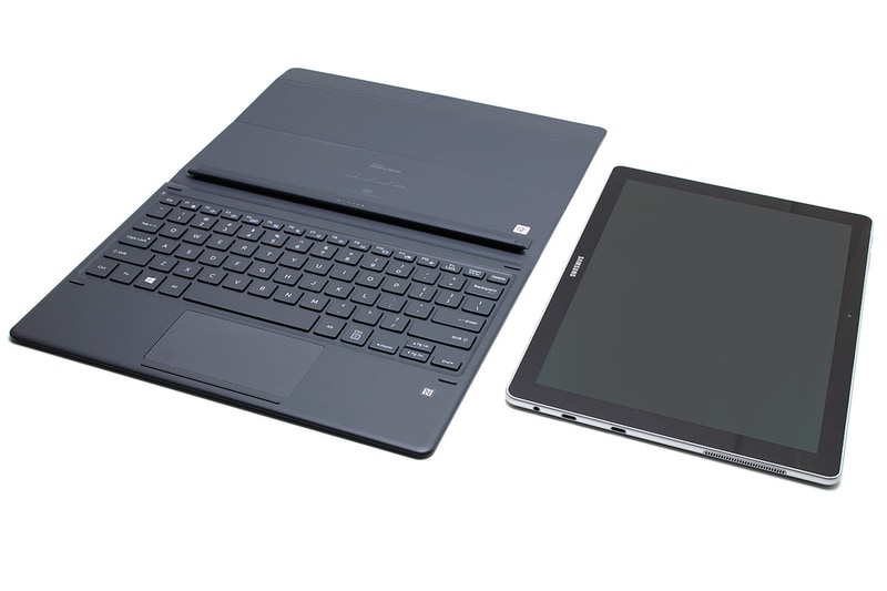 脱着可能なキーボードカバーは、文字通りキーボードであり本体表裏を覆うカバーになります。ただし、本体もキーボードカバーも少し重めで、両方合わせると1.2kg弱になります。