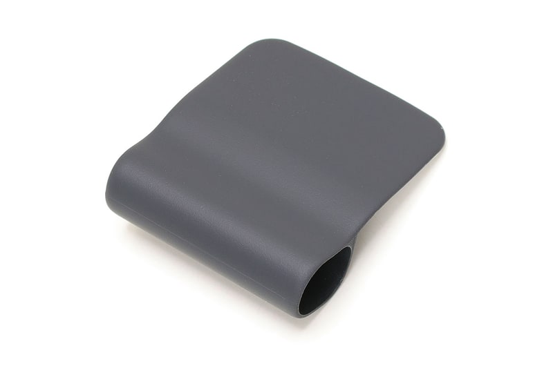 キーボードカバーのキーボード部分と、キーボード裏面の定位置に貼り付けて使うペンホルダー。キーボードはとても使いやすく感じられますが、ペンホルダーは微妙という印象です。