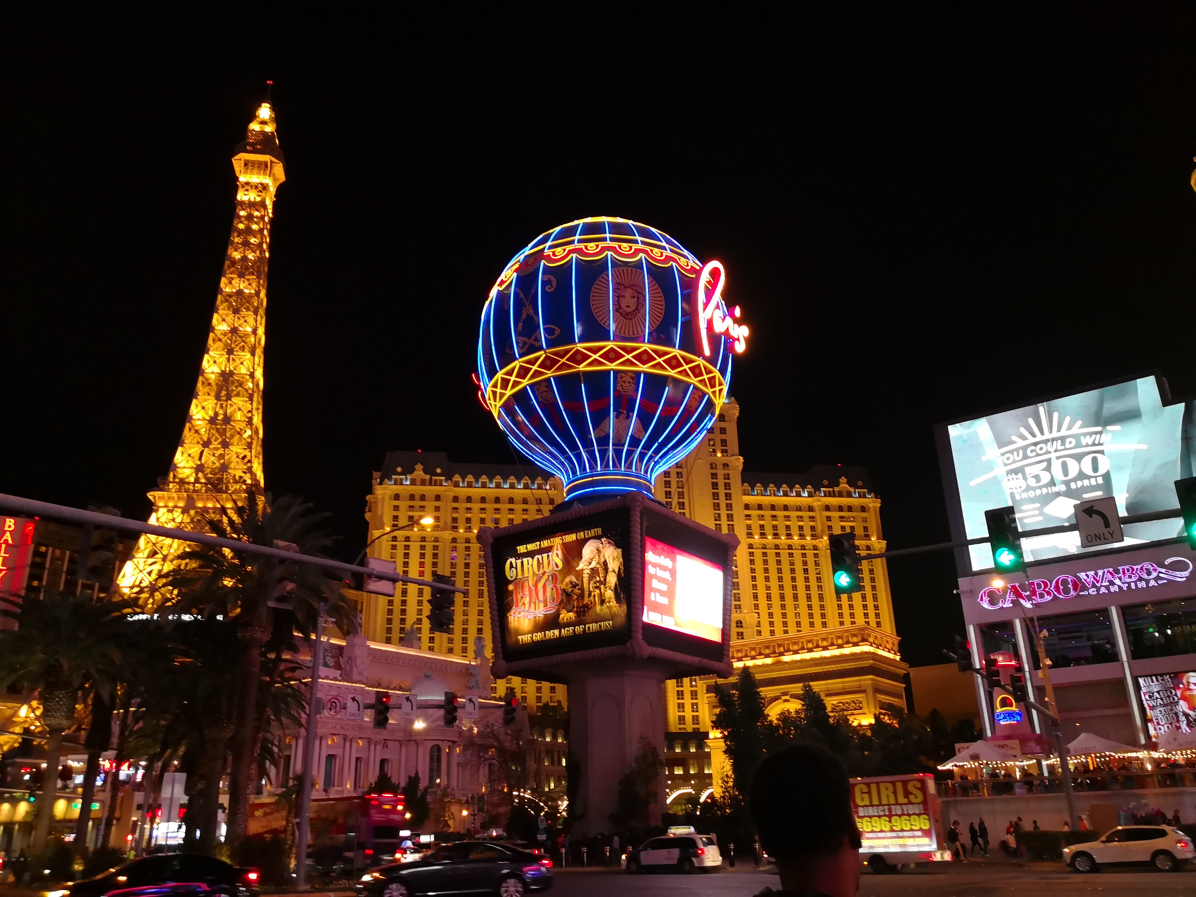 ラスベガス・ストリップ地区の目抜き通りで撮影。フルオートで光が際立つように撮れた