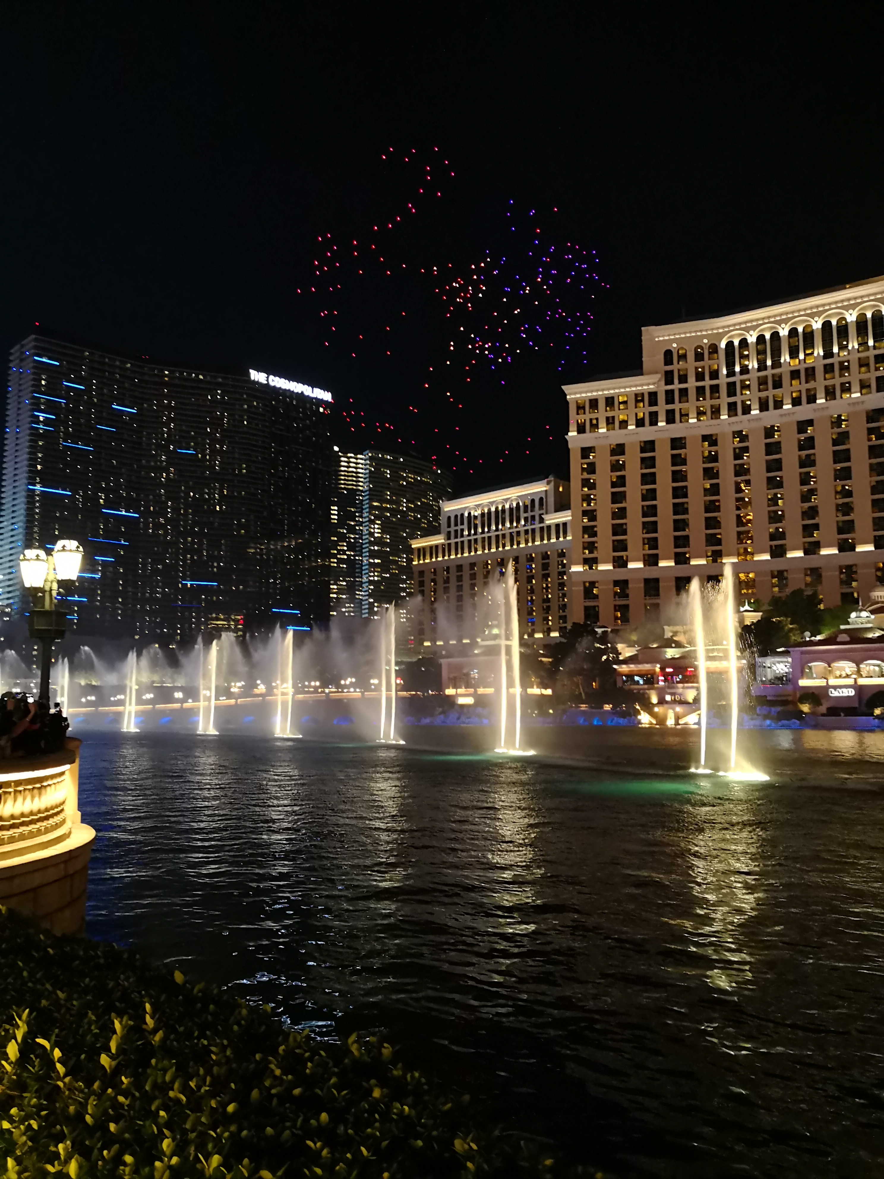 観光名所となっているベラージオホテルの噴水ショー。CESの期間中は、インテルが飛ばすドローンとのコラボショーも開催された
