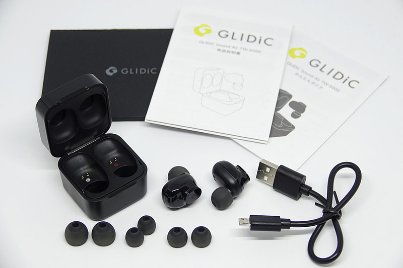 同梱物は、本体のほか、イヤーピース4種類（うち、Mサイズは本体に装着済み）、バッテリー兼充電ケース、充電用ケーブル、かんたんガイドなど