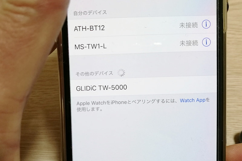 初回ペアリングは、ケースから両ピースを同時に取り出して、スマホ側でSound Airを探すだけと簡単。2台め以降の端末とのペアリングは右ピースのボタンを長押しする。8台までの端末とペアリングできるが、同時に接続できるのは1台のみ