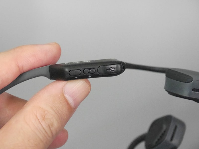 電源のオン・オフや音量調整を行うリモコンは本体右側にある。これらの操作性の良さもプラス要因だ