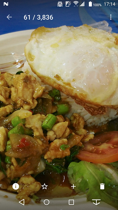 標準のアルバムアプリでは、ダブルタップすることなく、スライド操作だけで拡大できる