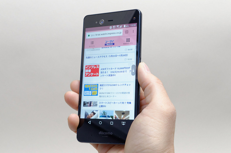 右手で持ったときは親指、左手のときは中指で操作するのがしっくりくる