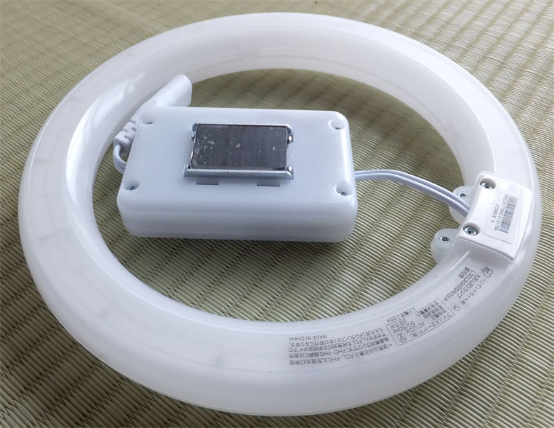 LEDライト本体。箱の部分に常夜灯が内蔵されている。箱のサイズは固定用磁石の厚みを含んで約10×6×2.5cmだ