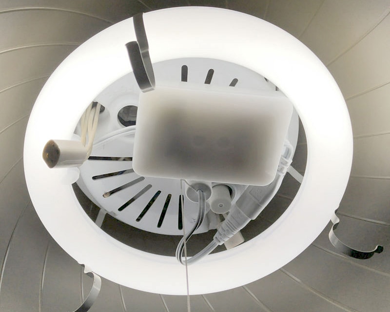 磁石を買ってきて箱を固定。安定して使えるようになった